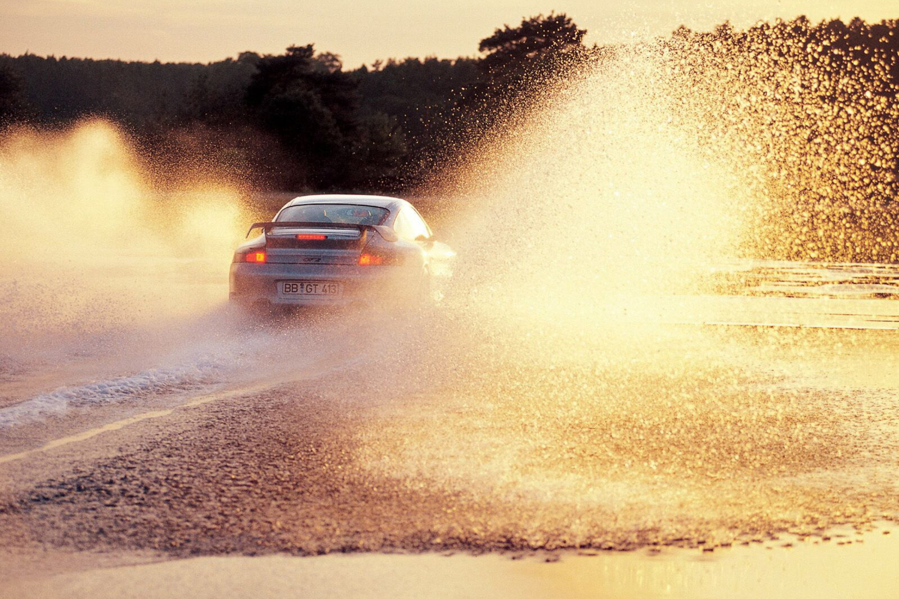 Fondo de pantalla Porsche GT2 In Water Splashes 2880x1920