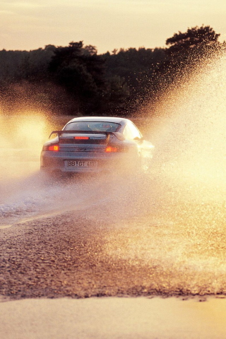 Обои Porsche GT2 In Water Splashes 320x480