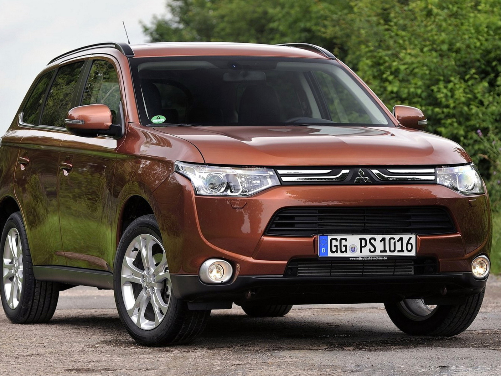 Mitsubishi Outlander wallpaper 1600x1200