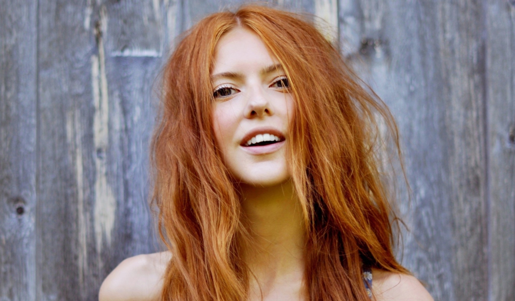 Das Gorgeous Redhead Girl Smiling Wallpaper 1024x600