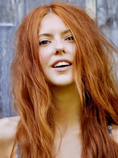 Das Gorgeous Redhead Girl Smiling Wallpaper 240x320