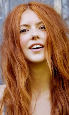 Das Gorgeous Redhead Girl Smiling Wallpaper 240x400