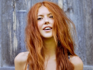 Das Gorgeous Redhead Girl Smiling Wallpaper 320x240