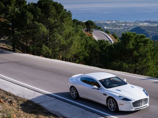 Das Aston Martin on Highway Wallpaper 320x240