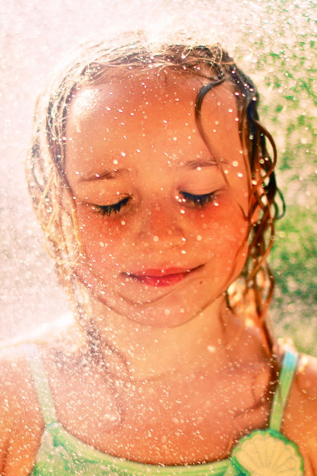 Screenshot №1 pro téma Happy Child Girl And Warm Summer Rain 640x960