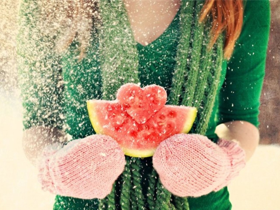 Sfondi Heart Shaped Winter Watermelon 1152x864