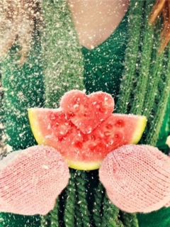 Das Heart Shaped Winter Watermelon Wallpaper 240x320