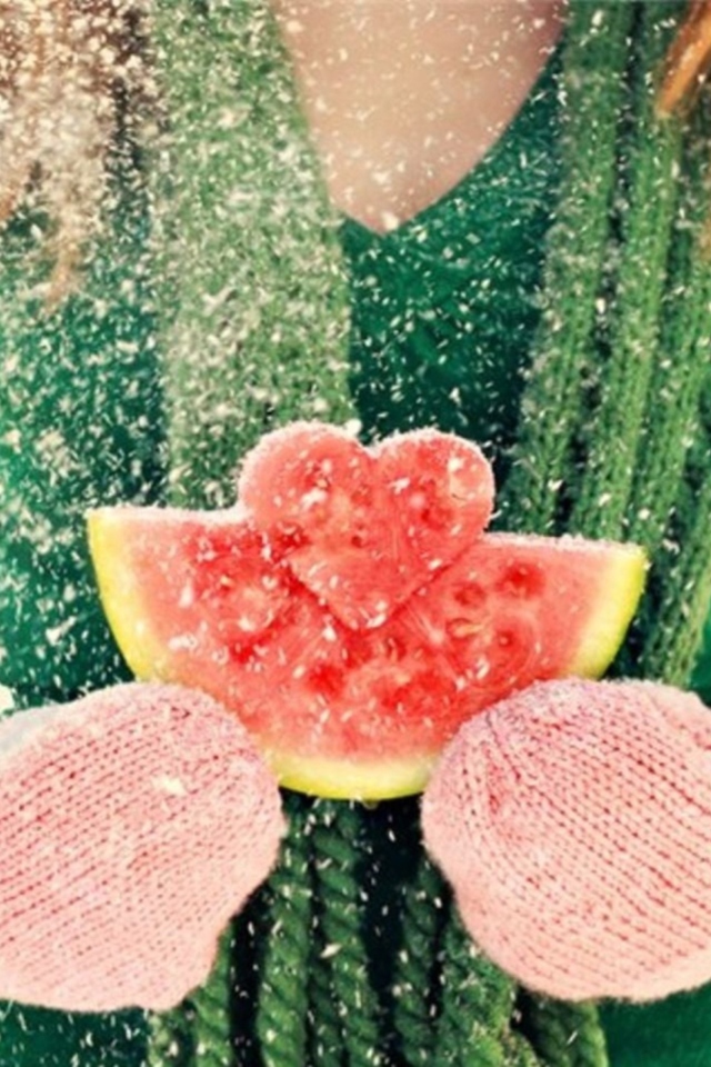 Fondo de pantalla Heart Shaped Winter Watermelon 640x960