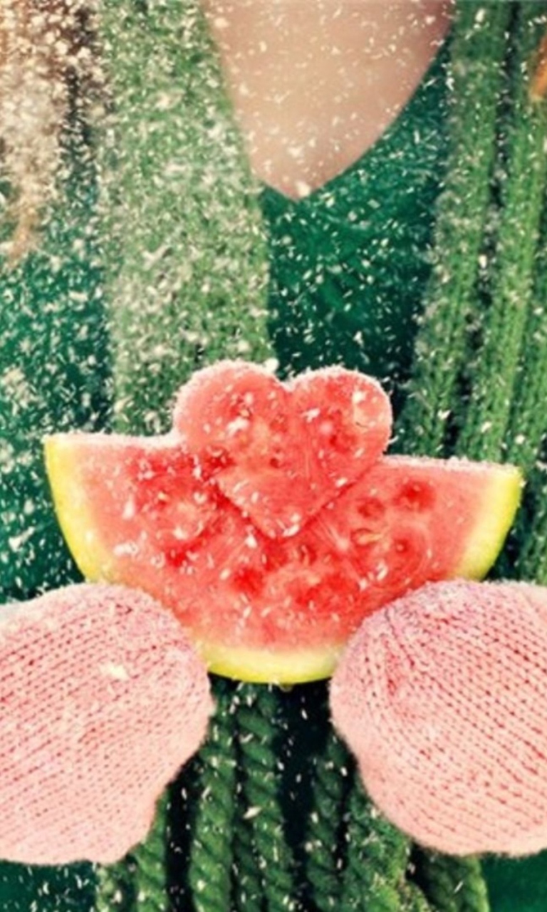 Das Heart Shaped Winter Watermelon Wallpaper 768x1280