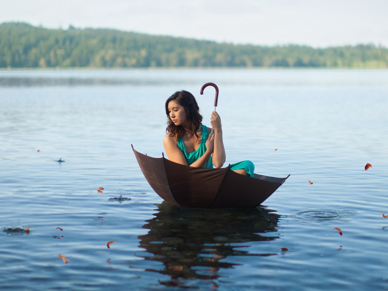 Fondo de pantalla Girl With Umbrella On Lake 1280x960