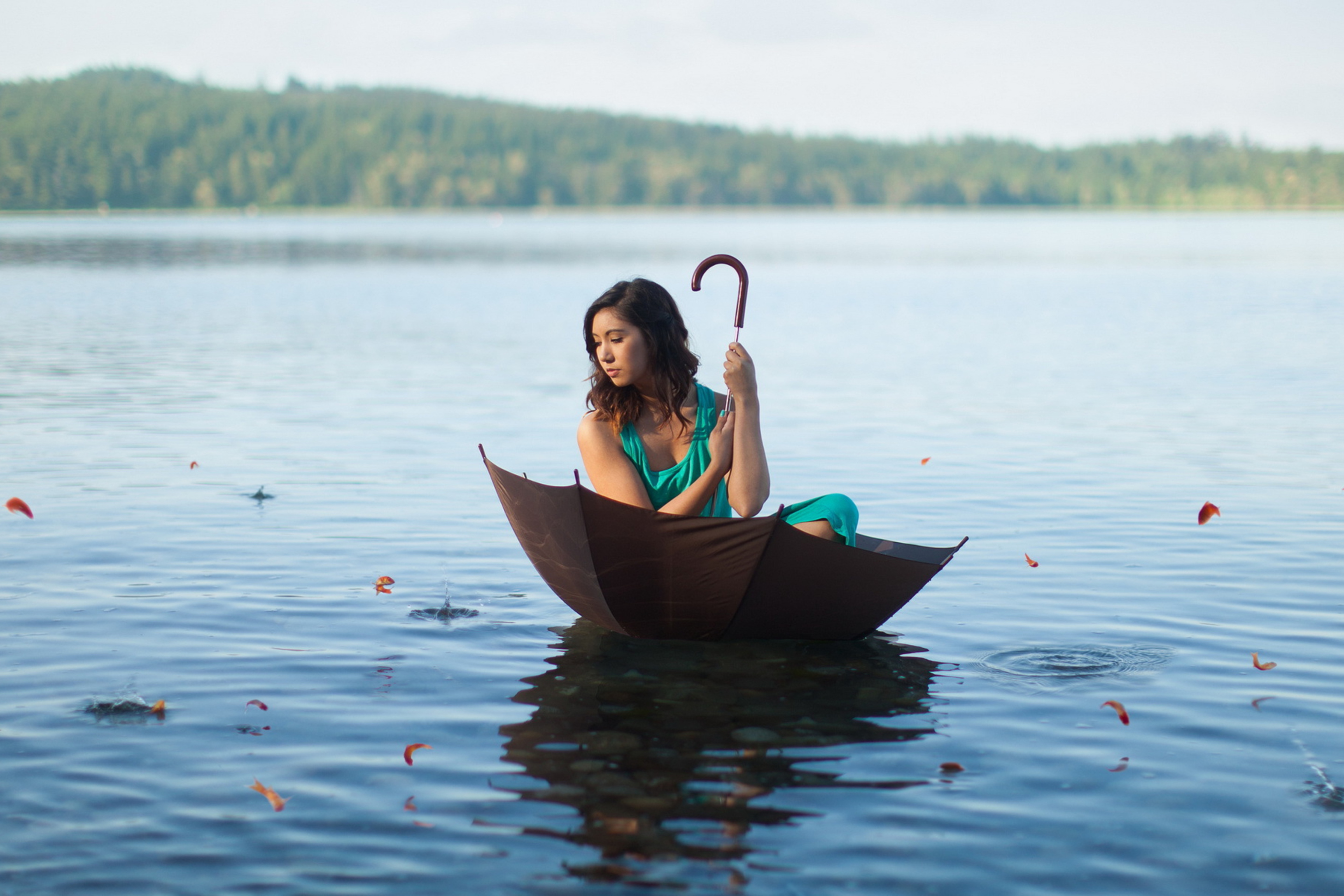 Девушки озеро фото. Девушка в лодке. Фотосессия в лодке. Фотосет на лодке. Девушка в лодке на озере.