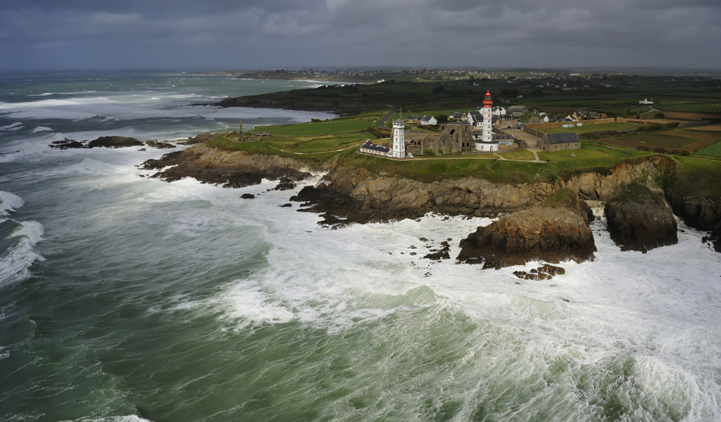Das Lighthouse On Hill And Big Waves Wallpaper 1024x600