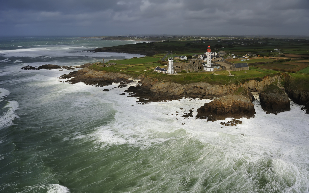 Fondo de pantalla Lighthouse On Hill And Big Waves 1280x800