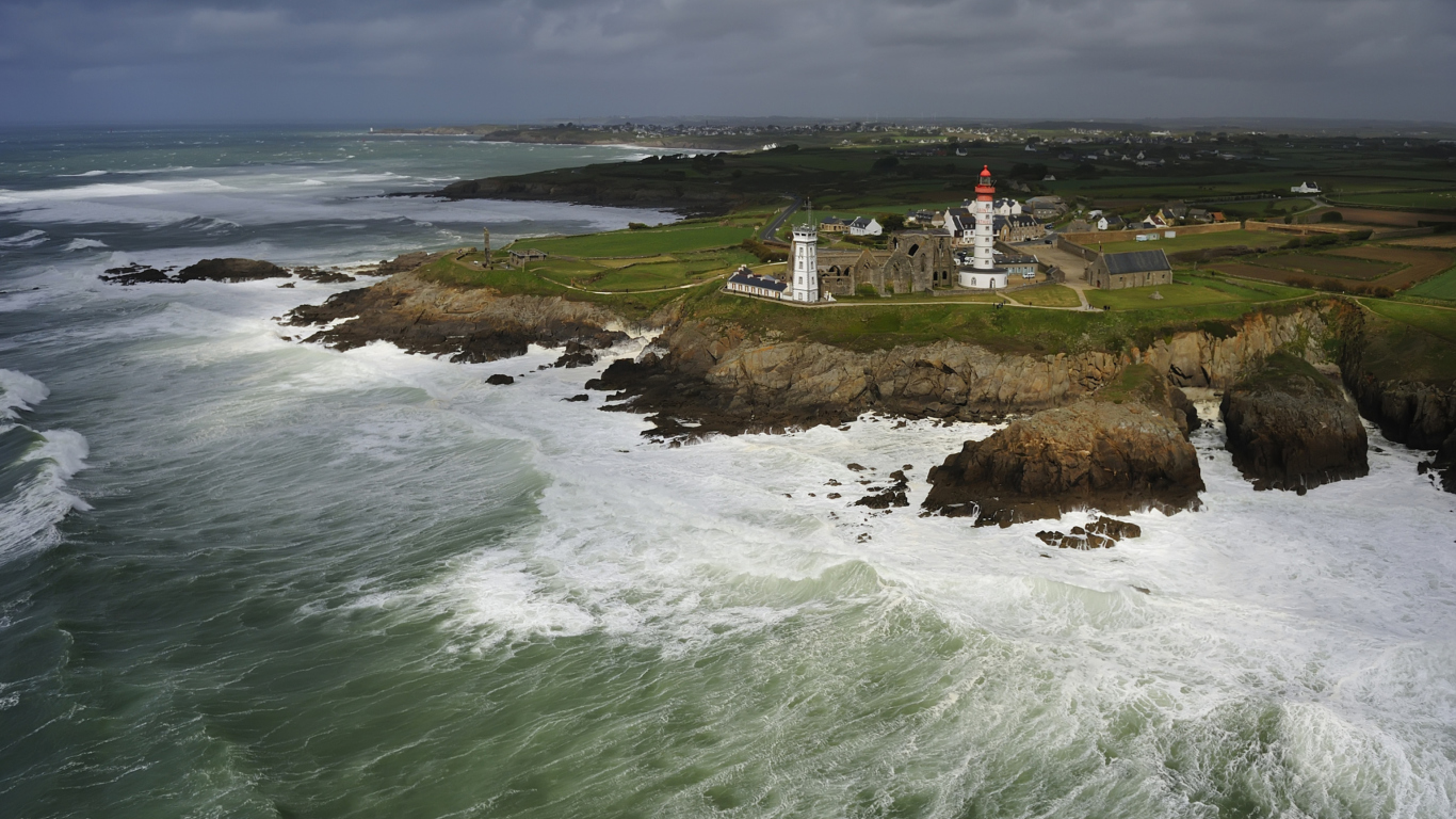 Das Lighthouse On Hill And Big Waves Wallpaper 1366x768