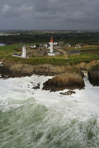 Fondo de pantalla Lighthouse On Hill And Big Waves 320x480
