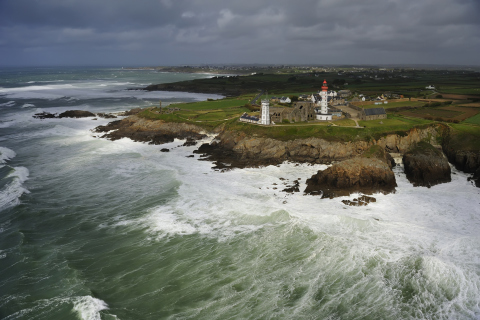 Lighthouse On Hill And Big Waves screenshot #1 480x320