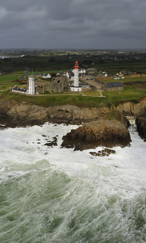 Lighthouse On Hill And Big Waves screenshot #1 480x800