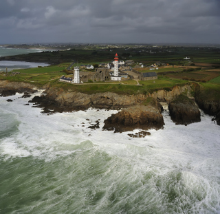 Lighthouse On Hill And Big Waves sfondi gratuiti per 1024x1024