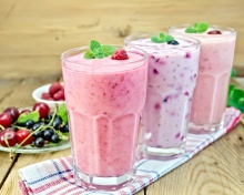 Sfondi Refreshing homemade raspberry smoothie 220x176