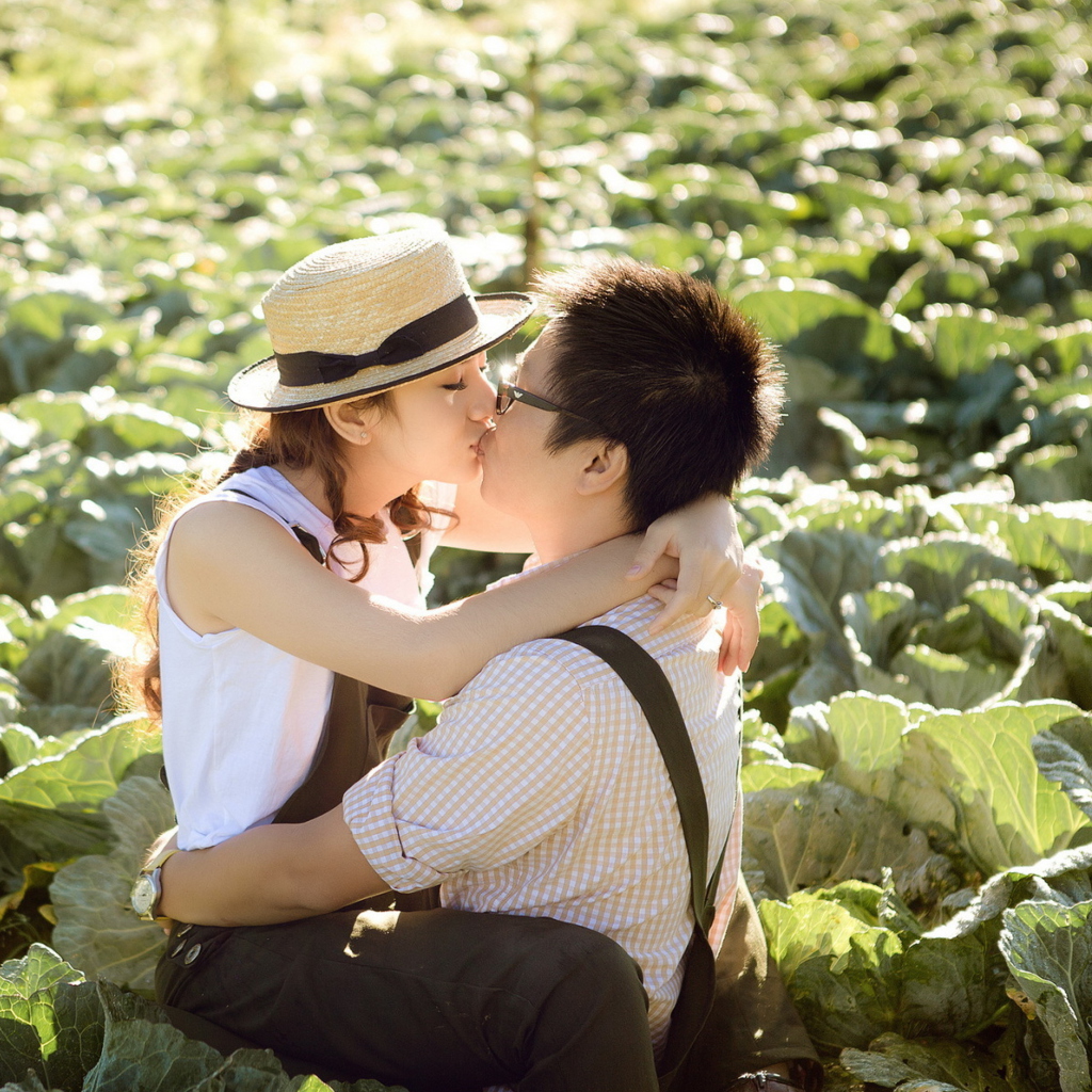 Das Cute Asian Couple Kiss Wallpaper 1024x1024