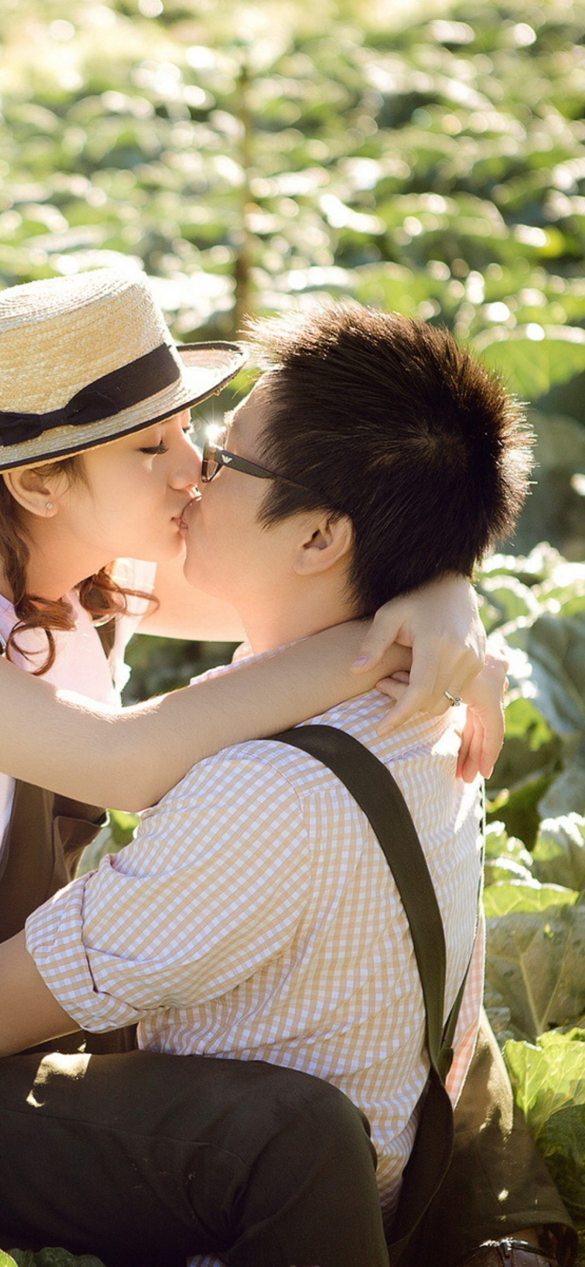 Das Cute Asian Couple Kiss Wallpaper 1170x2532