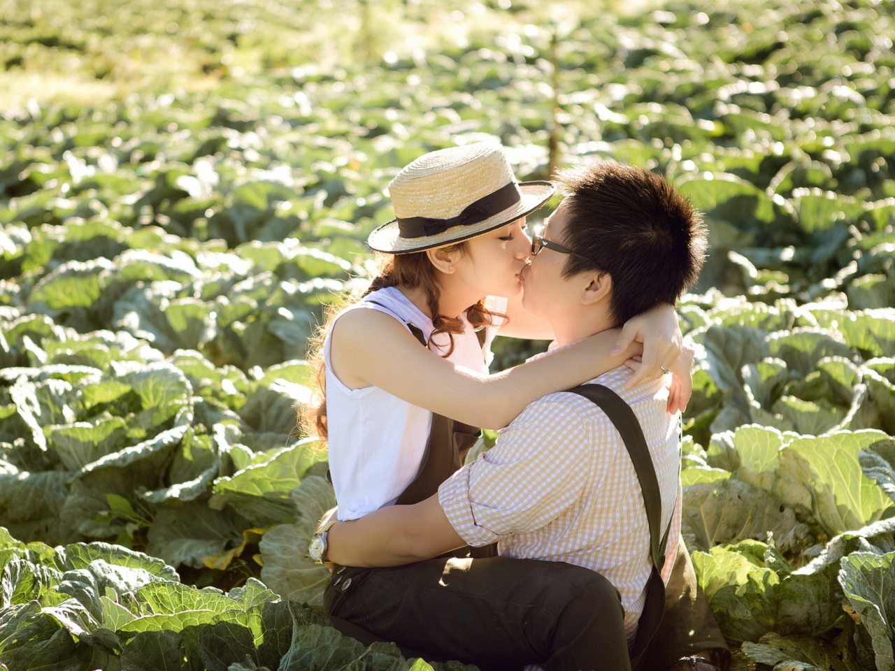 Fondo de pantalla Cute Asian Couple Kiss 1280x960