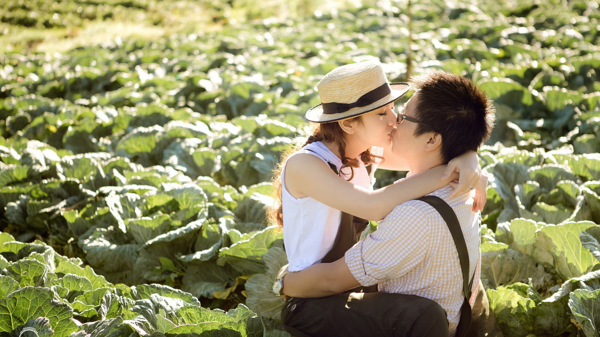 Cute Asian Couple Kiss wallpaper 1920x1080