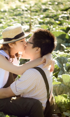 Das Cute Asian Couple Kiss Wallpaper 240x400