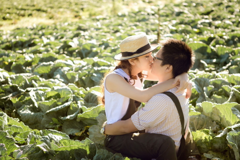 Das Cute Asian Couple Kiss Wallpaper 480x320