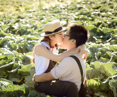 Das Cute Asian Couple Kiss Wallpaper 480x400