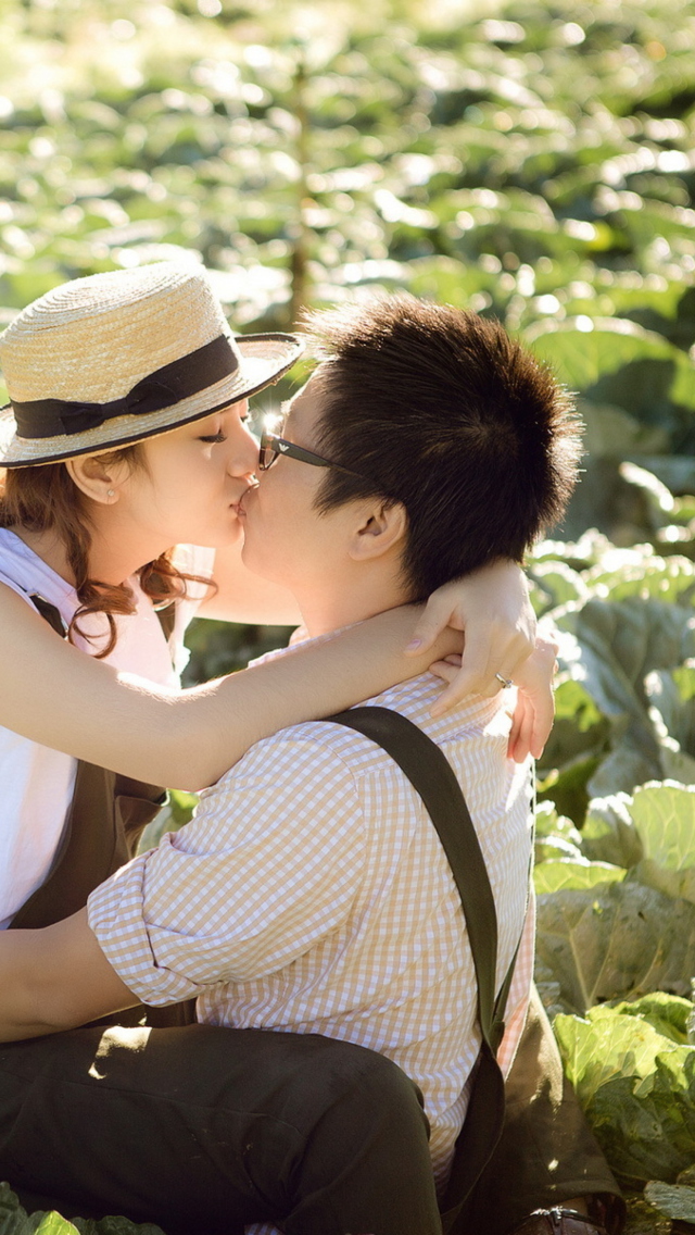 Cute Asian Couple Kiss wallpaper 640x1136