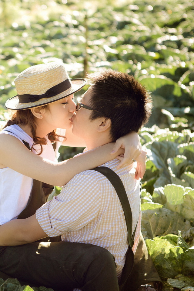 Обои Cute Asian Couple Kiss 640x960