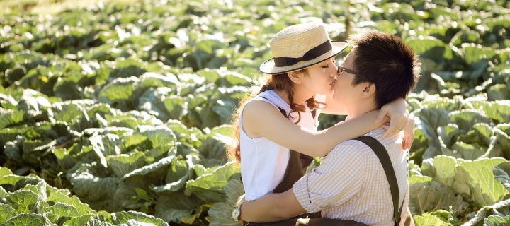 Cute Asian Couple Kiss wallpaper 720x320