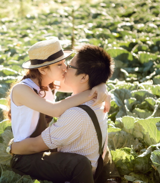 Cute Asian Couple Kiss - Obrázkek zdarma pro Nokia C3-01