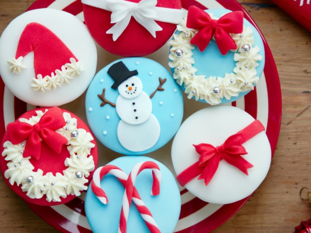 Обои Christmas Cupcakes 640x480