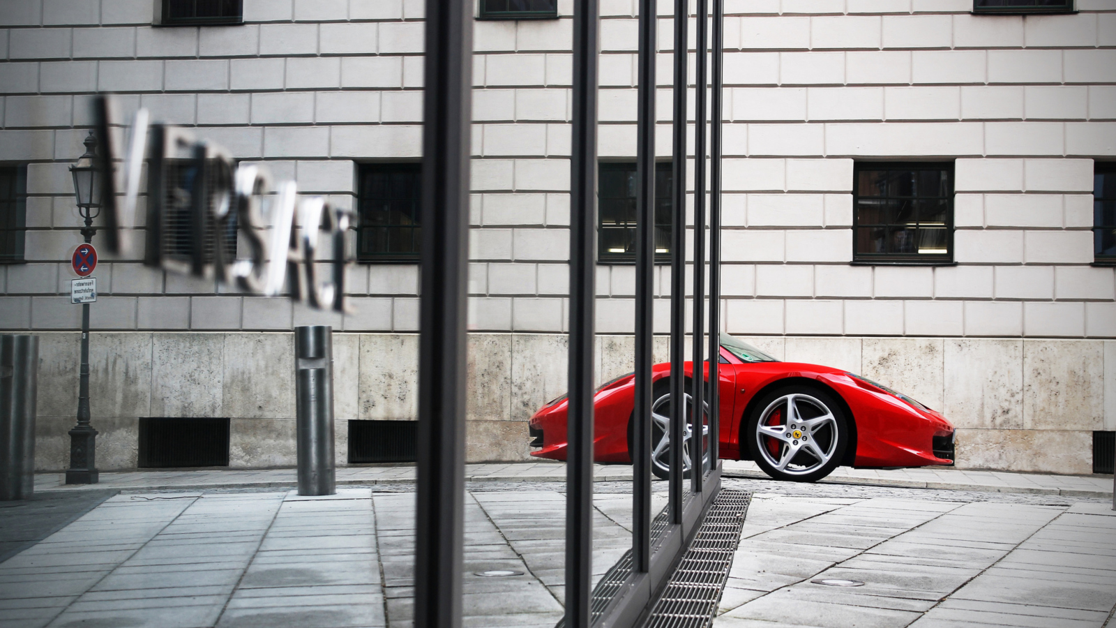 Red Ferrari 458 Italia screenshot #1 1600x900