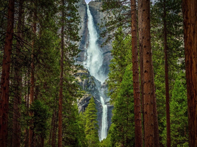 Sfondi Giant waterfall 640x480