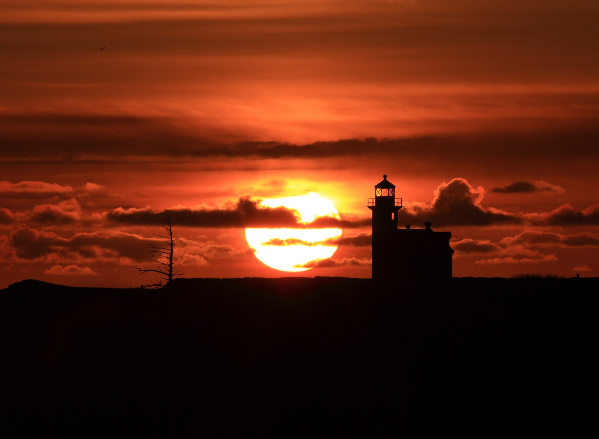 Lighthouse At Sunset wallpaper 1920x1408