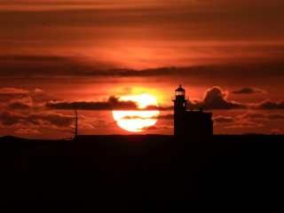Обои Lighthouse At Sunset 320x240