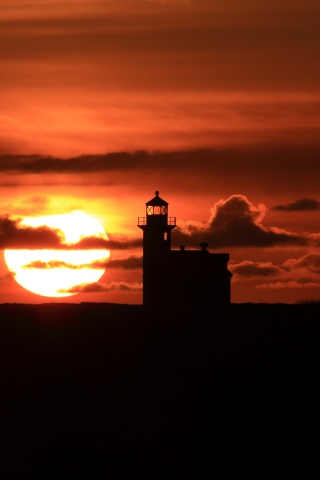 Das Lighthouse At Sunset Wallpaper 320x480