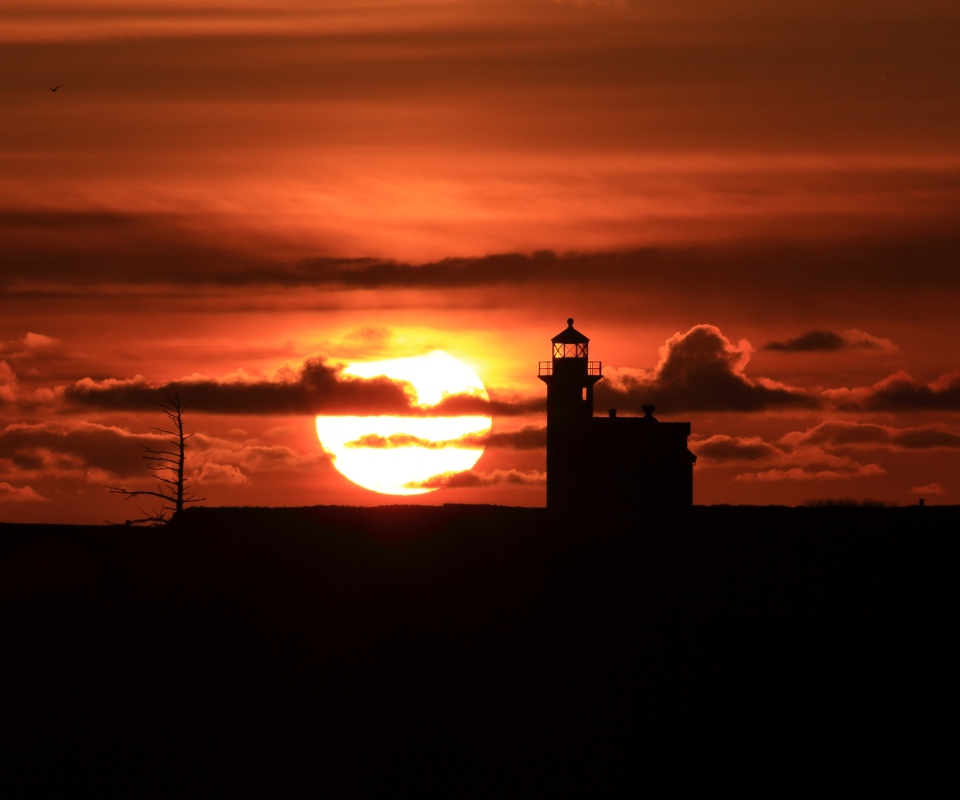 Обои Lighthouse At Sunset 960x800