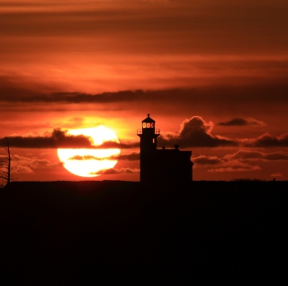 Lighthouse At Sunset sfondi gratuiti per 1024x1024