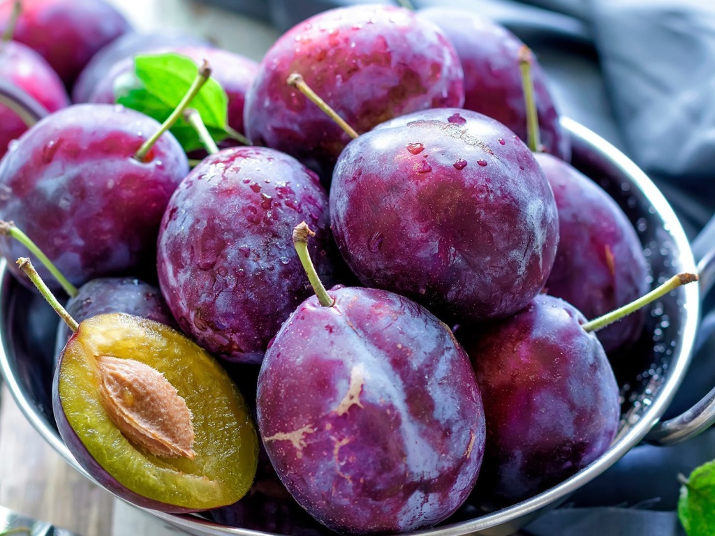 Das Plums with Vitamins Wallpaper 1024x768