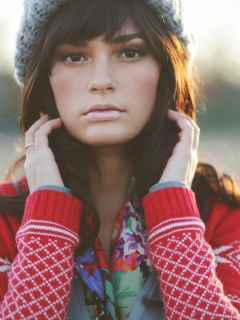 Pretty Brunette Girl In Hat screenshot #1 240x320