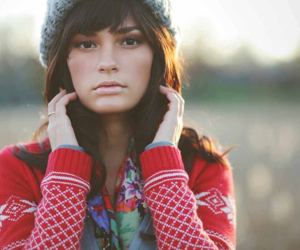 Pretty Brunette Girl In Hat wallpaper 960x800