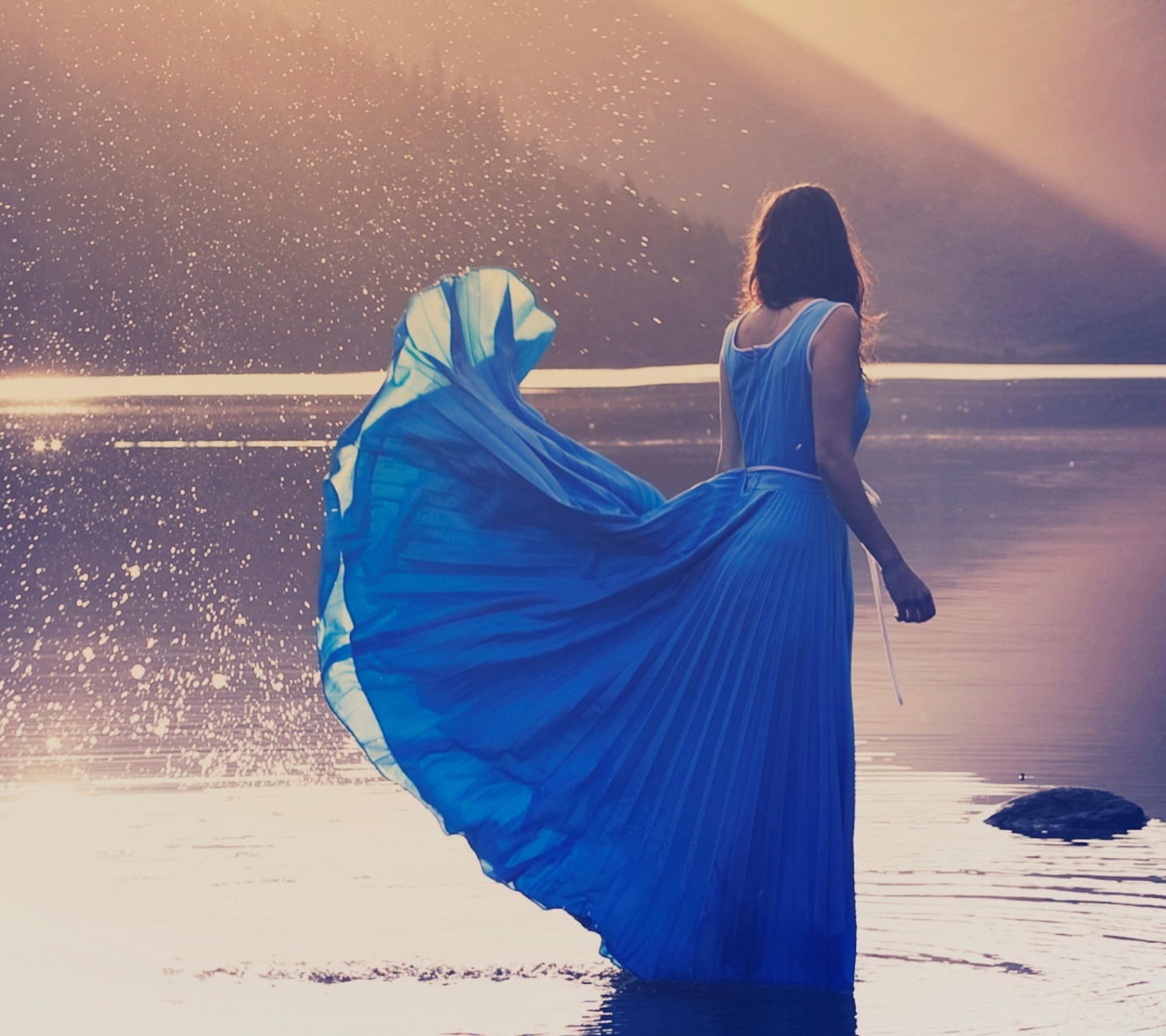 Девушка в голубом платье со спины
