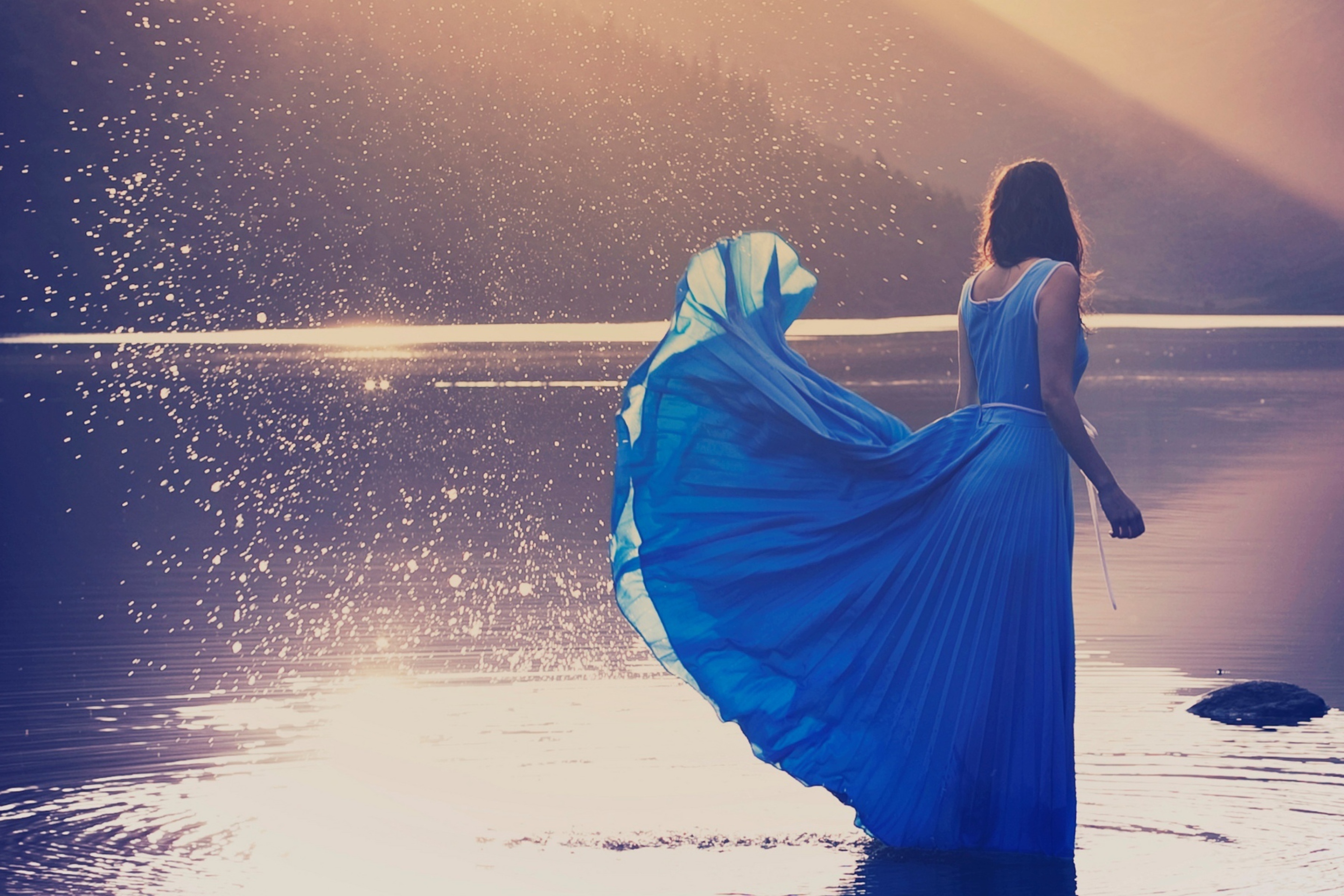 Слова песни женщина вода женщина. Девушка в голубом платье. Девушка в синем платье. Женщина в длинном платье. Красивые платья для девушек длинные.