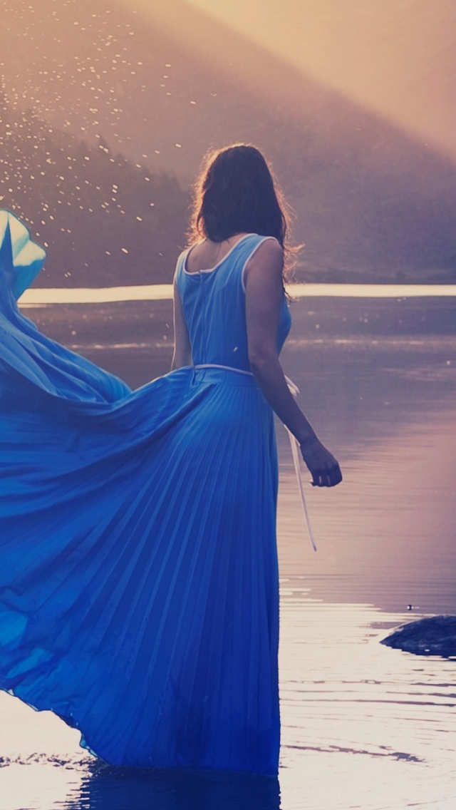 Fondo de pantalla Blue Dress 640x1136