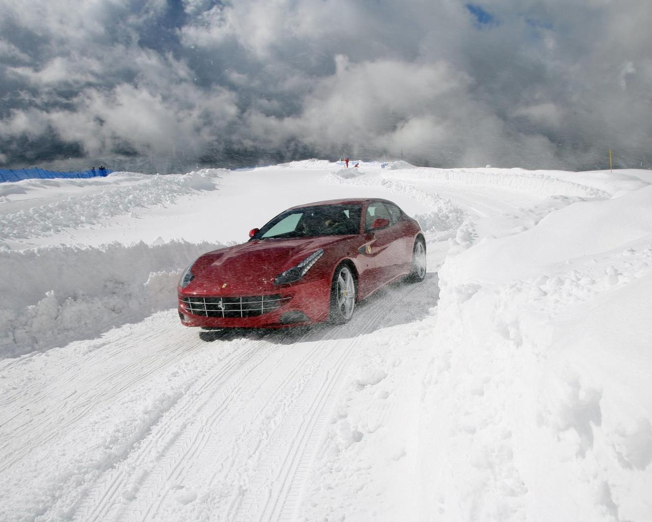 Das Ferrari In Winter Wallpaper 1280x1024
