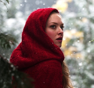 Kostenloses Amanda Seyfried In Red Riding Hood Wallpaper für iPad Air